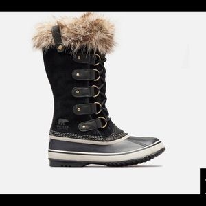 Black lightly worn sorrels in great condition.